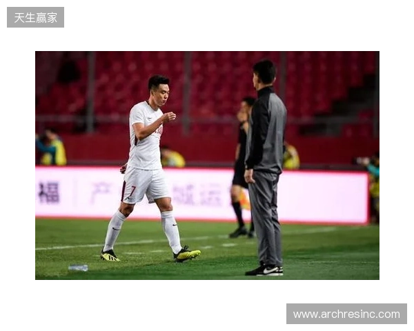 飞踹座椅染红!玉昆官方:门将教练米克尔造成恶劣影响,罚款2万